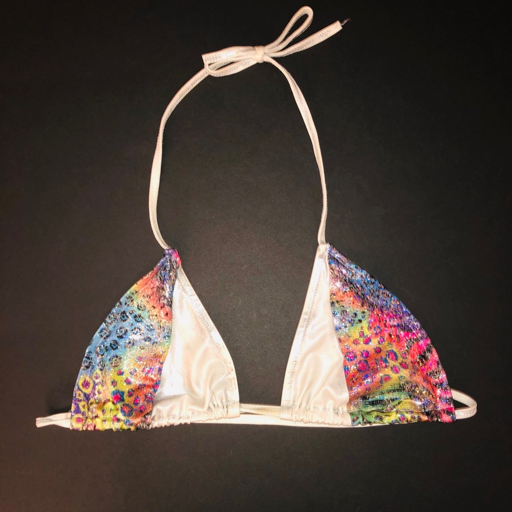 Metallic triangle top